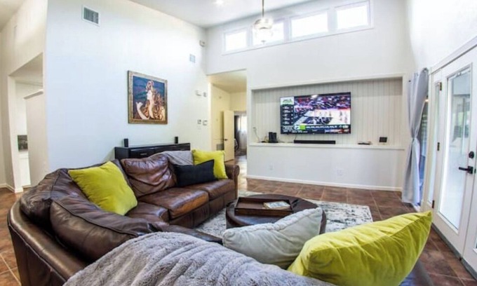 Ingram Hills House | D' Retreat! Spacious, Dog friendly, Pool, Sleeps14