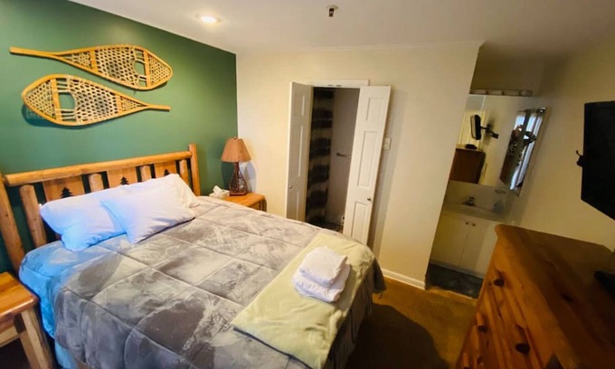 Ghent Condo | D104 · Winterplace Ski in Ski out condo First floor! D104