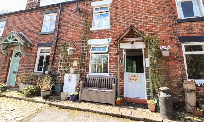 Leek Cottage | DAISY COTTAGE, pet friendly, with open fire in Cheddleton