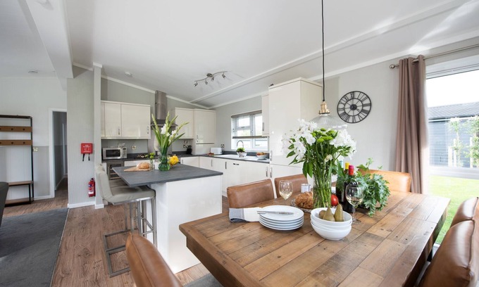 Lifton House | Daisy Lodge, 6 Roadford Lake Lodges