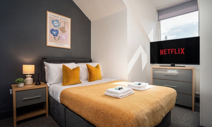 Wakefield House | Daisy's Loft - Private En-suite Room in Wakefield