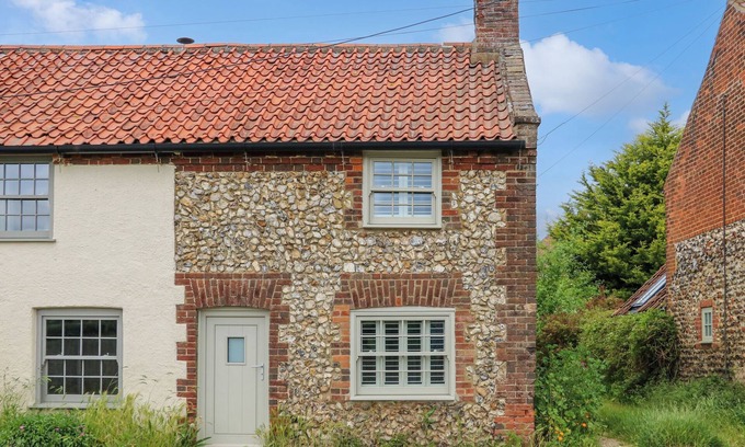 South Creake Cottage | DAISY'S PLACE, pet friendly, with open fire in Little Walsingham