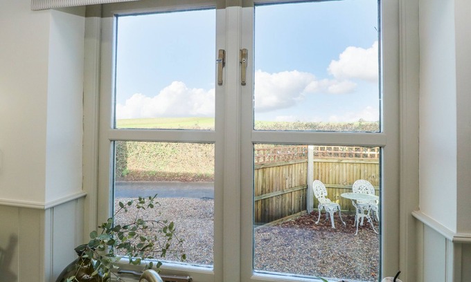 Skeyton Cottage | DAMSON COTTAGE, pet friendly, with hot tub in North Walsham