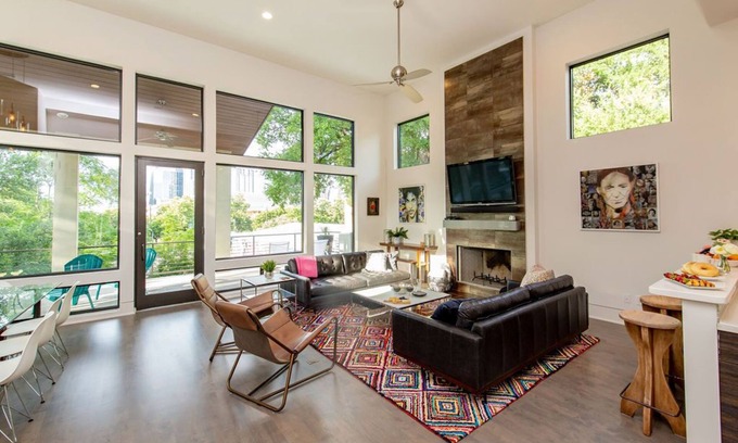 Bouldin House | Daniel House: Luxe Comfort, Skyline Views & Explore Austin in Style