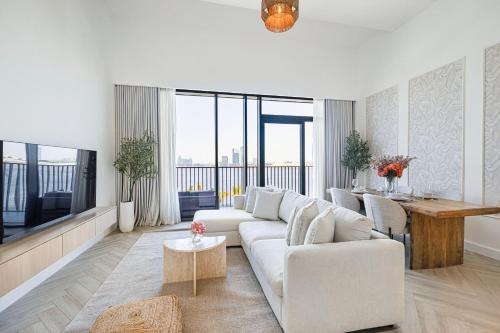 Dubai Apartment | Daniels Waterside 1BR at Creek Edge