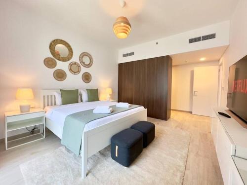 Umm Suqeim 3 Apartment | Dar Vacation - Bright & Stylish 2 BR with Pool View, Near Burj AlArab