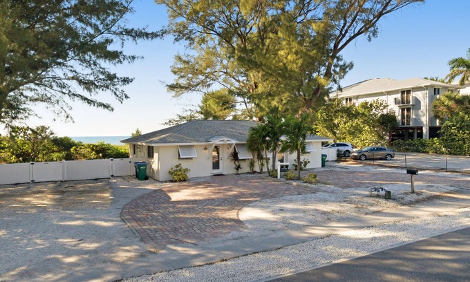 Holmes Beach Villa | Darling beachside villa w/space & privacy - a cozy coastal florida experience