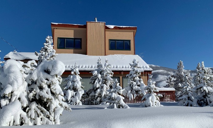 Dillon House | Das Ski Haus - A Mountain Retreat
