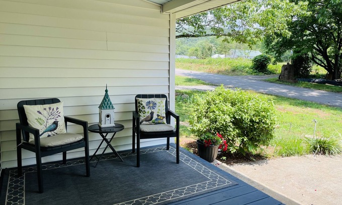 Helen Cottage | {Das Vogel Haus}nCheerful cottage getaway in Helen