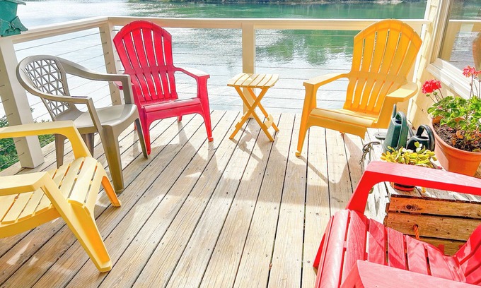 East Boothbay Cabin | Dash Inn: Your Salt-Water Cove Retreat with Stunning Views, AC & Dog-Friendly!