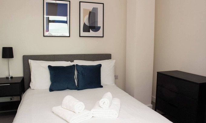 Old Trafford Apartment | Dashing 1BR Penthouse near MCR Stadiums