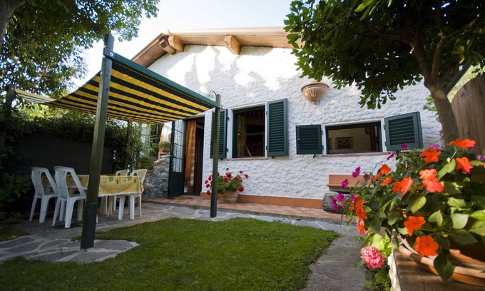 Massarosa House | Day of Sun Apartment in villa, 10 min from the sea, private garden, swimming pool
