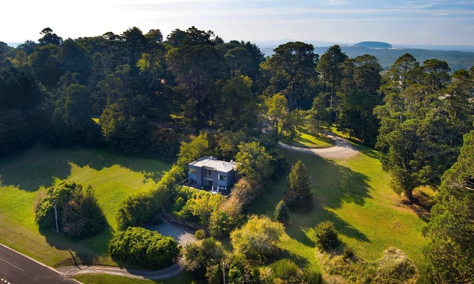 Daylesford House | Daybreaker Summary: D