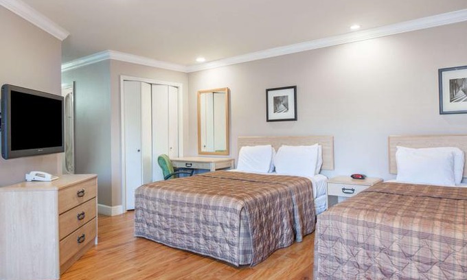 Paradise Valley Hotel | Days Inn by Wyndham San Francisco S Oyster Point Airport