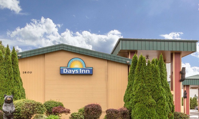 Salem Hotel | Days Inn by Wyndham Black Bear