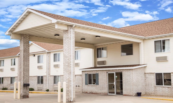 Evansdale Hotel | Days Inn by Wyndham Evansdale Waterloo