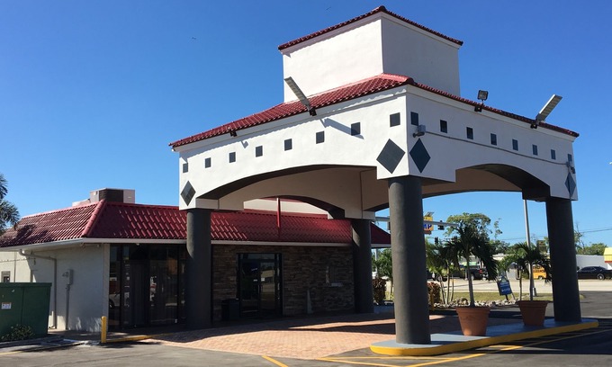 Biggar Hotel | Days Inn by Wyndham Fort Myers