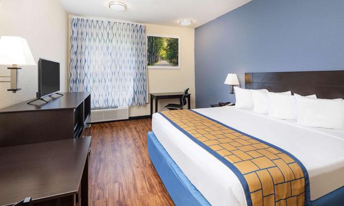 Macon Hotel | Days Inn by Wyndham Macon I-75 North