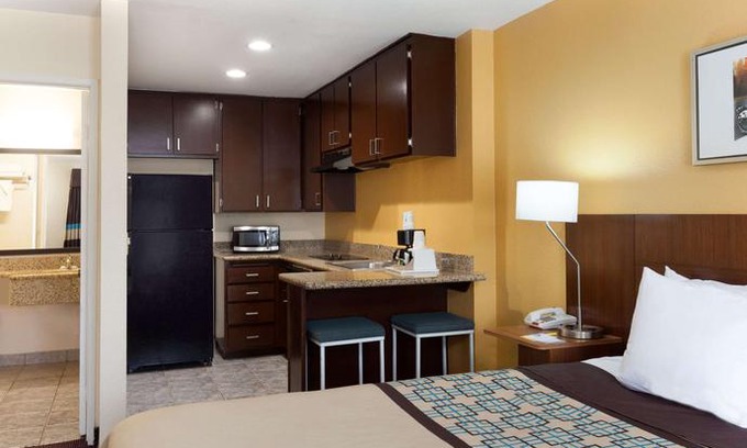 Del Cerro Hotel | Days Inn by Wyndham Mission Valley Qualcomm Stadium SDSU