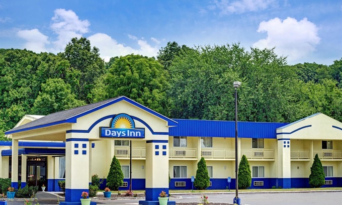Southington Hotel | Days Inn by Wyndham Southington