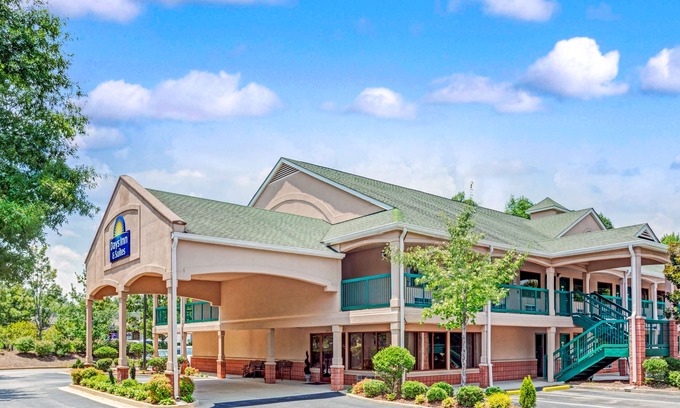 Peachtree City Hotel | Days Inn & Suites by Wyndham Peachtree City