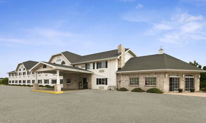 Kaukauna Hotel | Days Inn & Suites by Wyndham Kaukauna WI