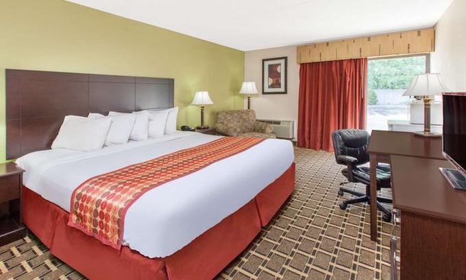 Madison Heights Hotel | Days Inn & Suites by Wyndham Madison Heights MI