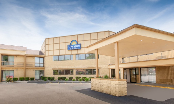 Madison Heights Hotel | Days Inn & Suites by Wyndham Madison Heights MI