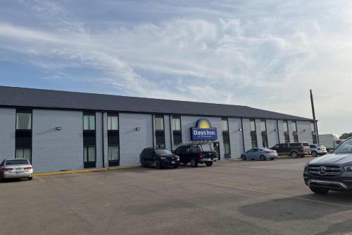 Bloomington Hotel | Days Inn & Suites by Wyndham Bloomington/Normal IL