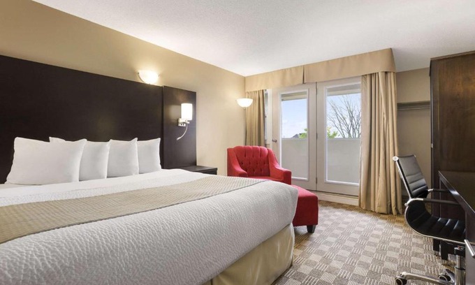 North Bay Hotel | Days Inn & Suites by Wyndham North Bay Downtown