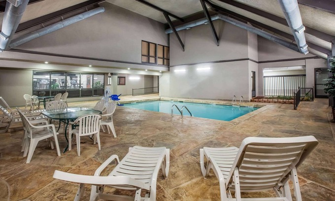 Tyler Hotel | Days Inn & Suites by Wyndham Tyler