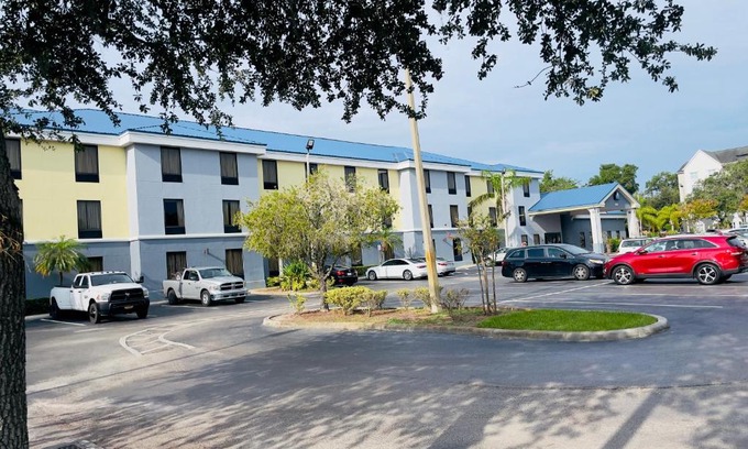 Lakeland Hotel | Days Inn & Suites by Wyndham Lakeland