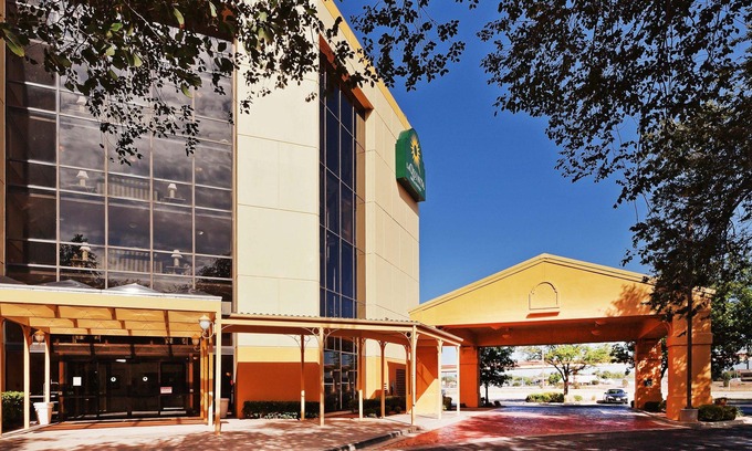 Lubbock Hotel | Days Inn & Suites by Wyndham Lubbock Medical Center