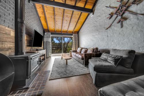 Jindabyne Apartment | Deadwood Den - Luxurious 3BR Townhouse l Lake Views l Bath l WiFi