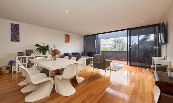 Anglesea House | Debonair Townhouse - 150 metres to beach!