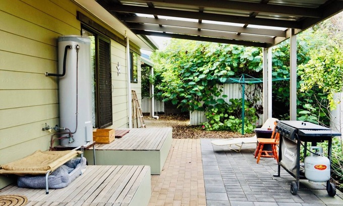 Port Willunga House | Decades Retro style holiday home, pet friendly long or short term accommodation.