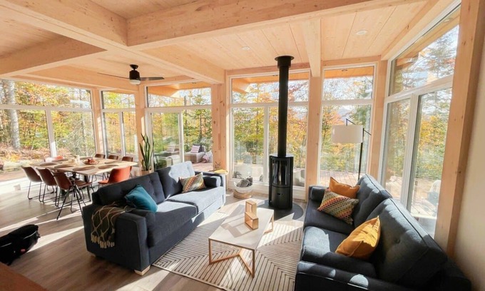 La Conception Ski Chalet | Deck Views, BBQ, Near Mont Tremblant
