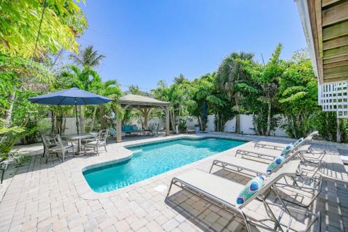 Anna Maria House | Decked Out - Stunning Home Huge Sunny Resort Style Heated Pool Walk to Pine Ave Beach