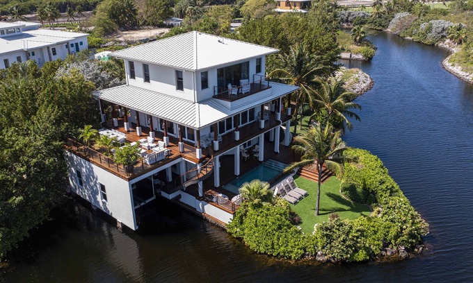 Seven Mile Beach House | Deckhouse Located at The Ritz-Carlton, Grand Cayman
