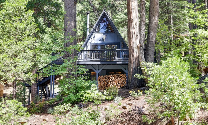 Arnold Cabin | Decks, Grills + Fire Pit: Camp Connell Hideaway!