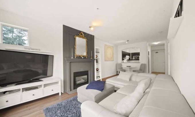 District of North Vancouver Apartment | Deep Cove Cozy 1BR Condo