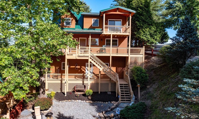 Piney Creek Cabin | Deer Crossing Cabin-Gorgeous Mountain-Valley Views, 14 mi. To Main St,Sparta, NC