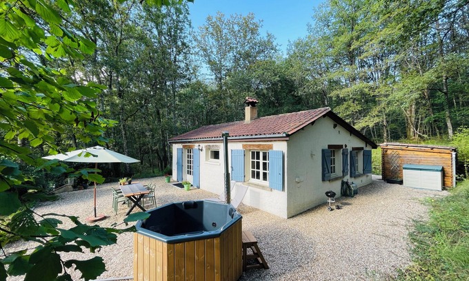 Sainte-Foy-de-Longas House | Deffé Dordogne - charming cottage in the woods with hot tub