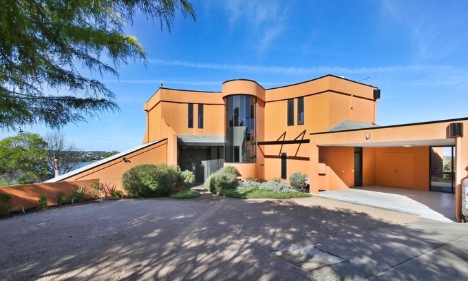Kalimna House | Deja Views House - Spacious House with water views perfect for families and groups