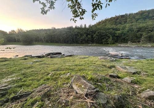 Lackawaxen House | Delaware River Poconos Riverfront Masthope