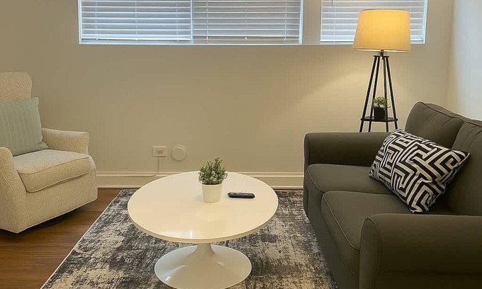 Ravenswood Apartment | Delightful 1BR Apt in Ravenswood