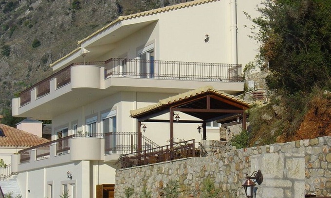 Diasella Apartment | Delightful 2 bed apt in exclusive villa close to Kalamata & beaches.