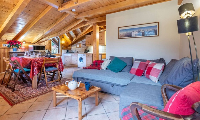 Les Houches Apartment | Delightful 2 bed chalet apartment with garden and mountain views