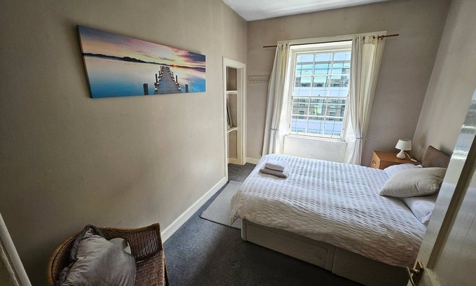 Tollcross Apartment | Delightful 2BR Home, Walk to Edinburgh Castle