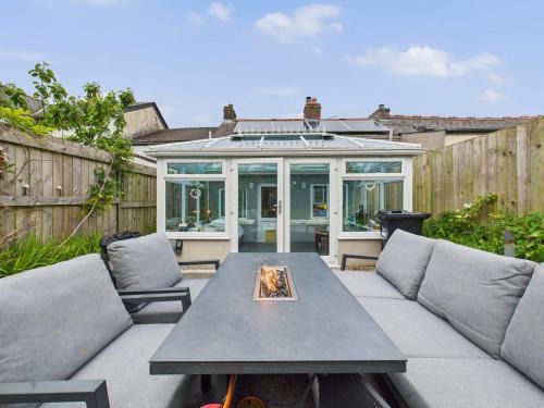 St. Newlyn East House | Delightful Cottage in St Newlyn | Sleeps 5 | Cosy Fireplace | Private Patio & Firepit | Near Newquay Beaches | Free Parking | Family-Friendly | Fast WiFi | Smart TV | Fully Equipped Kitchen | Peaceful Village Location with Pub & Scenic Walks Nearby